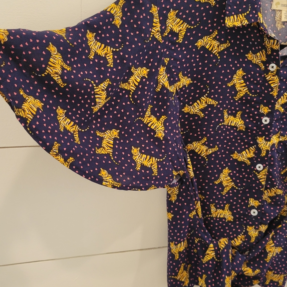 Button-Up Blouse 🐯 - Picture 4 of 7